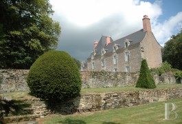 les monuments historiques &agrave; vendre - bretagne - Dans le Morbihan,
ch&acirc;teau du 16&egrave; S.  et chapelle inscrits MH sur domaine de 20 ha 
