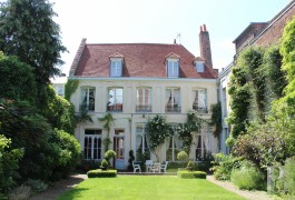 properties in town for sale - north - An 18th century mansion house used for mixed purposes with a 350 m&sup2; garden in the centre of old Lille.