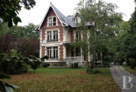 les demeures &agrave; vendre - ile-de-france - Ville d'Avray, Villa 1900 de 355 m&sup2; sur terrain arbor&eacute; de 1 760 m&sup2;
travers&eacute; par un cours d'eau.