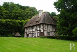 Character houses for sale - upper-normandy - In Upper Normandy, a manor house and a thatched cottage in 6,200 m&sup2; (1.5 acres) of grounds
