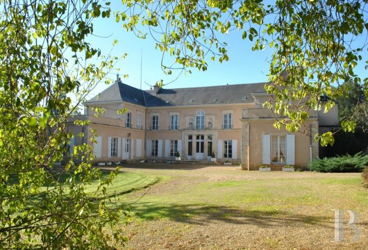 les ch�teaux &agrave; vendre - poitou-charentes - Proche de Poitiers, 
lumineux ch&acirc;teau du 19&egrave; S. et d&eacute;pendances sur 9 ha de parc, bois et rivi&egrave;re. 
