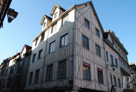 properties in town for sale - upper-normandy - A 500 m&sup2;, town centre building in Upper Normandy