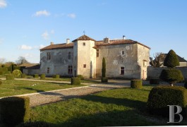 les ch�teaux &agrave; vendre - poitou-charentes - Au c�ur d�un village du Poitou,
logis seigneurial du 15&egrave;me S. 