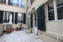 ile-de-france - A small Louis XIII style mansion house in a famous private street
in Paris� 9th arondissement