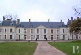 Historic buildings for sale - ile-de-france - A listed, 17th century chateau and its outbuildings 
in 36 ha on the outskirts of Paris
