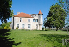 les ch�teaux &agrave; vendre - poitou-charentes - Dans un village Charentais,
ch&acirc;teau des 13&egrave;me et 16&egrave;me S., inscrit MH