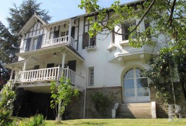les demeures &agrave; vendre - ile-de-france - Villa 1900 de style anglo-normand et son ponton priv&eacute; sur l'eau
&agrave; Villennes-sur-Seine