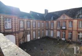 les h�tels particuliers &agrave; vendre - haute-normandie - Dans une vieille cit&eacute; de Haute Normandie, 
h&ocirc;tel particulier du 15&egrave;me S. remani&eacute; au 18&egrave;me.
