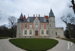Castles / chateaux for sale - burgundy - Dominant la vall&eacute;e de l'Ouche en C&ocirc;te-d'Or,
ch&acirc;teau 1830 sur domaine de 27 ha 