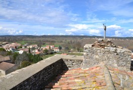 les ruines &agrave; vendre - languedoc-roussillon - Dans un village pr&egrave;s de N&icirc;mes,
donjon et logis seigneurial inscrits MH, &agrave; restaurer 