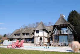 les demeures &agrave; vendre - basse-normandie - Sur les hauteurs de Deauville, dans un domaine s&eacute;curis&eacute;,
chaumi&egrave;re moderne avec vue