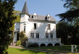 les h�tels particuliers &agrave; vendre - ile-de-france - Saint-Germain-en-Laye, h&ocirc;tel particulier du 19&egrave;me si&egrave;cle
sur son parc arbor&eacute; de 1 800 m&sup2;