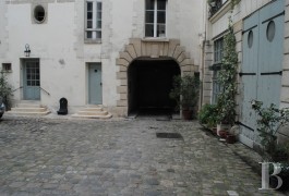 ile-de-france - A 76 m&sup2; flat in a Louis XIII style mansion house
between Pont Neuf and Od&eacute;on
