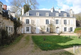 les ch�teaux &agrave; vendre - poitou-charentes - En Poitou, petit ch&acirc;teau du 18&egrave;me S.,
ses d&eacute;pendances et ses douves en eau 