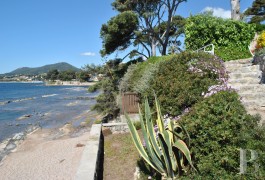 les demeures &agrave; vendre - paca - Entre Toulon et Hy&egrave;res,
maison les pieds dans l'eau entour&eacute;e d'un jardin de 2300 m&sup2;