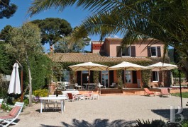 Residences for sale - provence-cote-dazur - Entre Toulon et Hy&egrave;res,
maison les pieds dans l'eau entour&eacute;e d'un jardin de 2300 m&sup2;