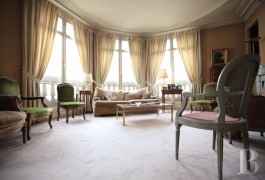 ile-de-france - A 5th floor, 140 m&sup2; flat and its two staff bedrooms
near the Saxe-Breteuil market 