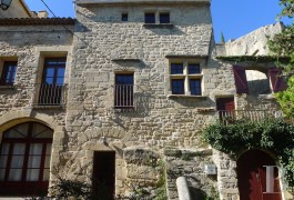 Character houses for sale - languedoc-roussillon - Dans l'Uz&egrave;ge, maison de village
adoss&eacute;e &agrave; la roche et grotte int&eacute;gr&eacute;e