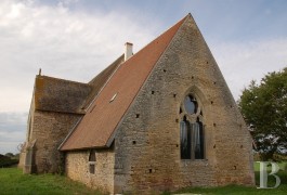 Au centre de la France, chapelle du 15è s. et son presbytère classés MH (c) Patrice Besse