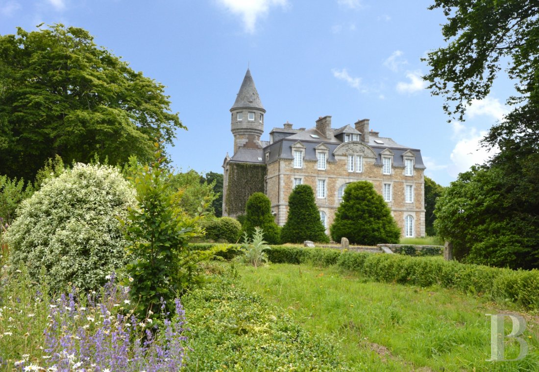 A 19th century chateau and its outbuildings with more than 53 hectares