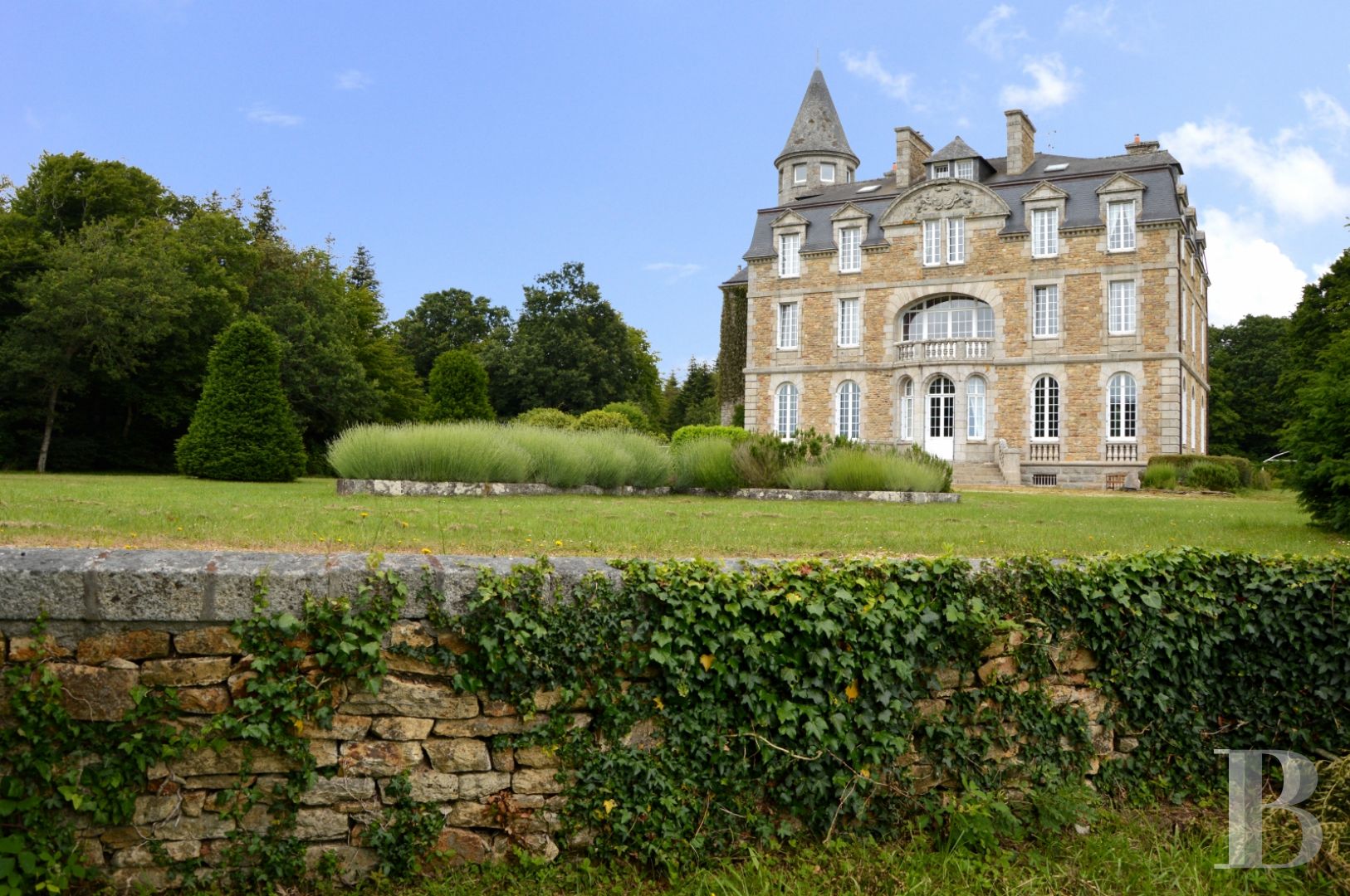 A 19th century chateau and its outbuildings with more than 53 hectares