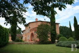 les ch�teaux &agrave; vendre - midi-pyrenees - A 30 km de Toulouse, -sur les berges du Tarn