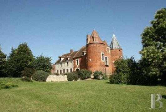 les corps de ferme &agrave; vendre - picardie - A moins d'1h de Paris, ancienne ferme-ch&acirc;teau et ses trois tourelles rouges des 12, 15 et 18&egrave; S.
