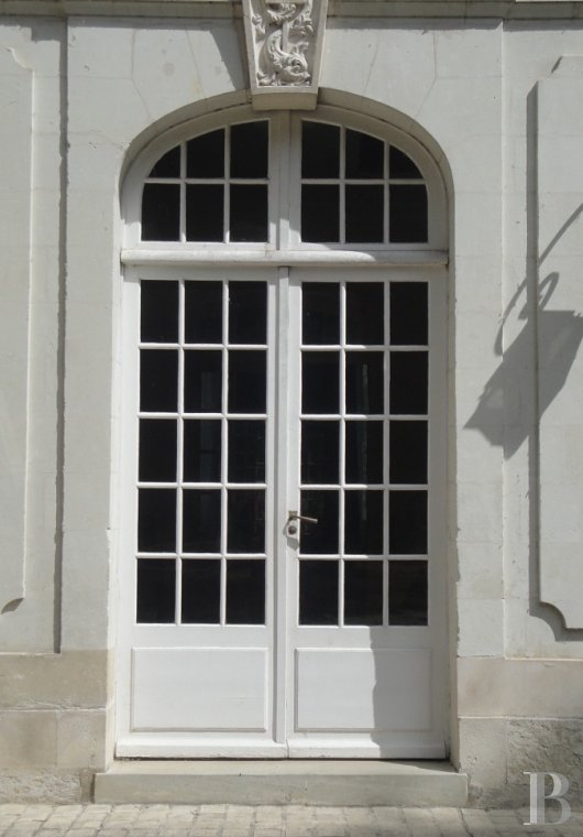 A large, luxurious, freestone home in 5,700 m² of parklands on the