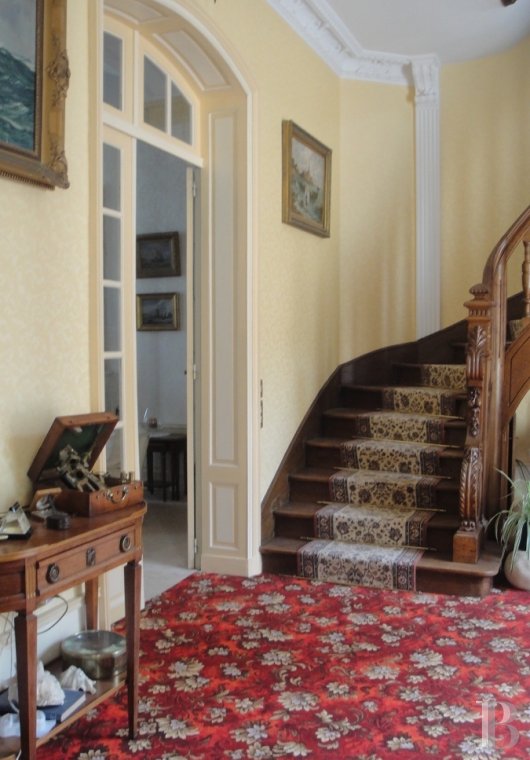 A large, luxurious, freestone home in 5,700 m² of parklands on the