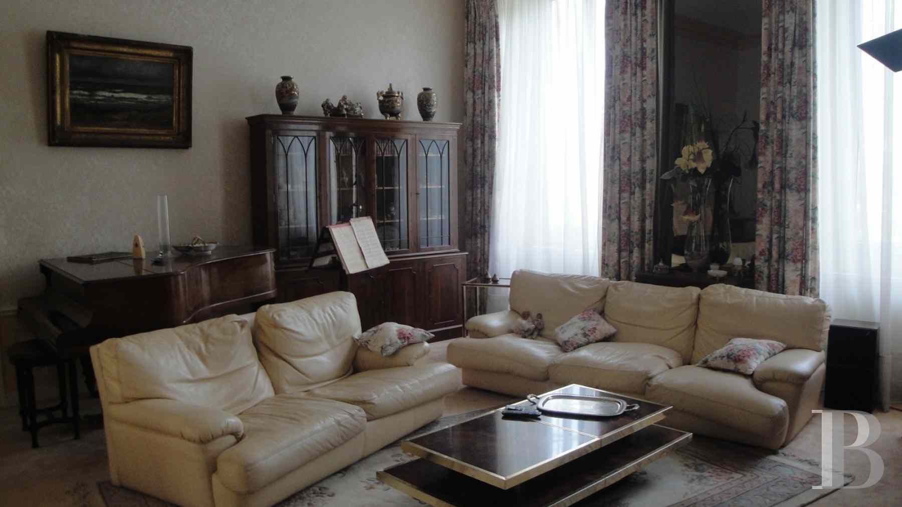 A large, luxurious, freestone home in 5,700 m² of parklands on the