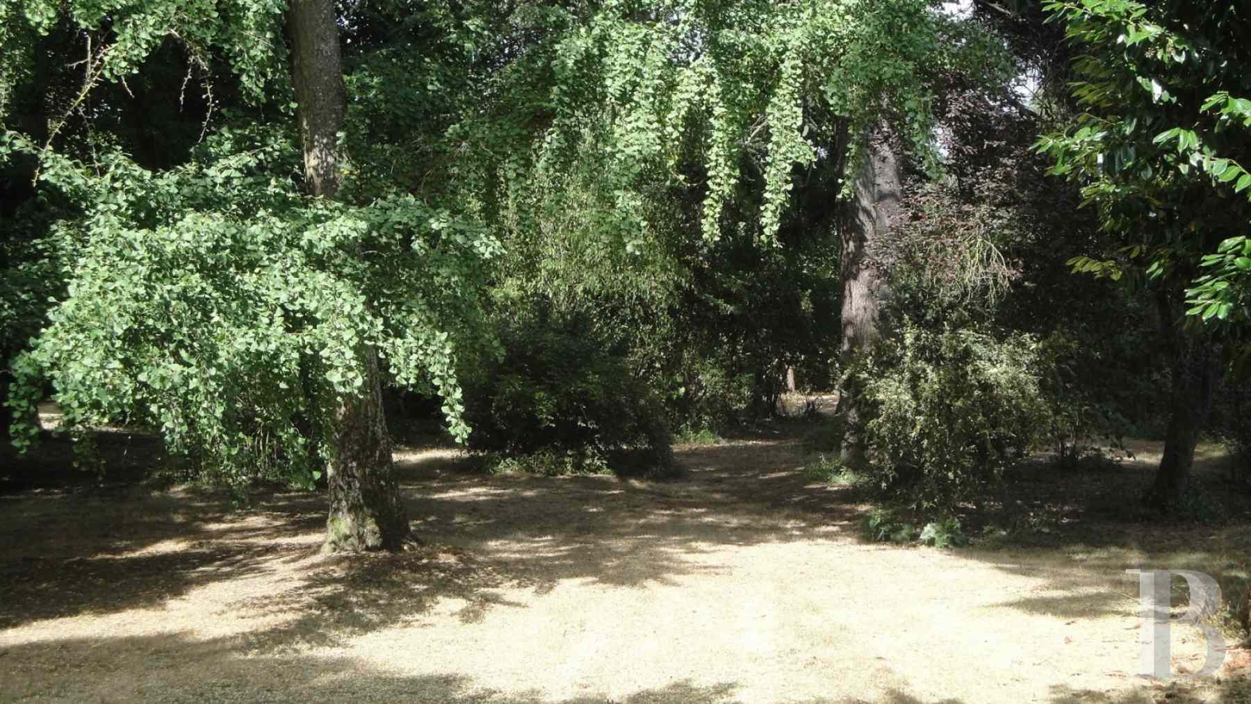 A large, luxurious, freestone home in 5,700 m² of parklands on the