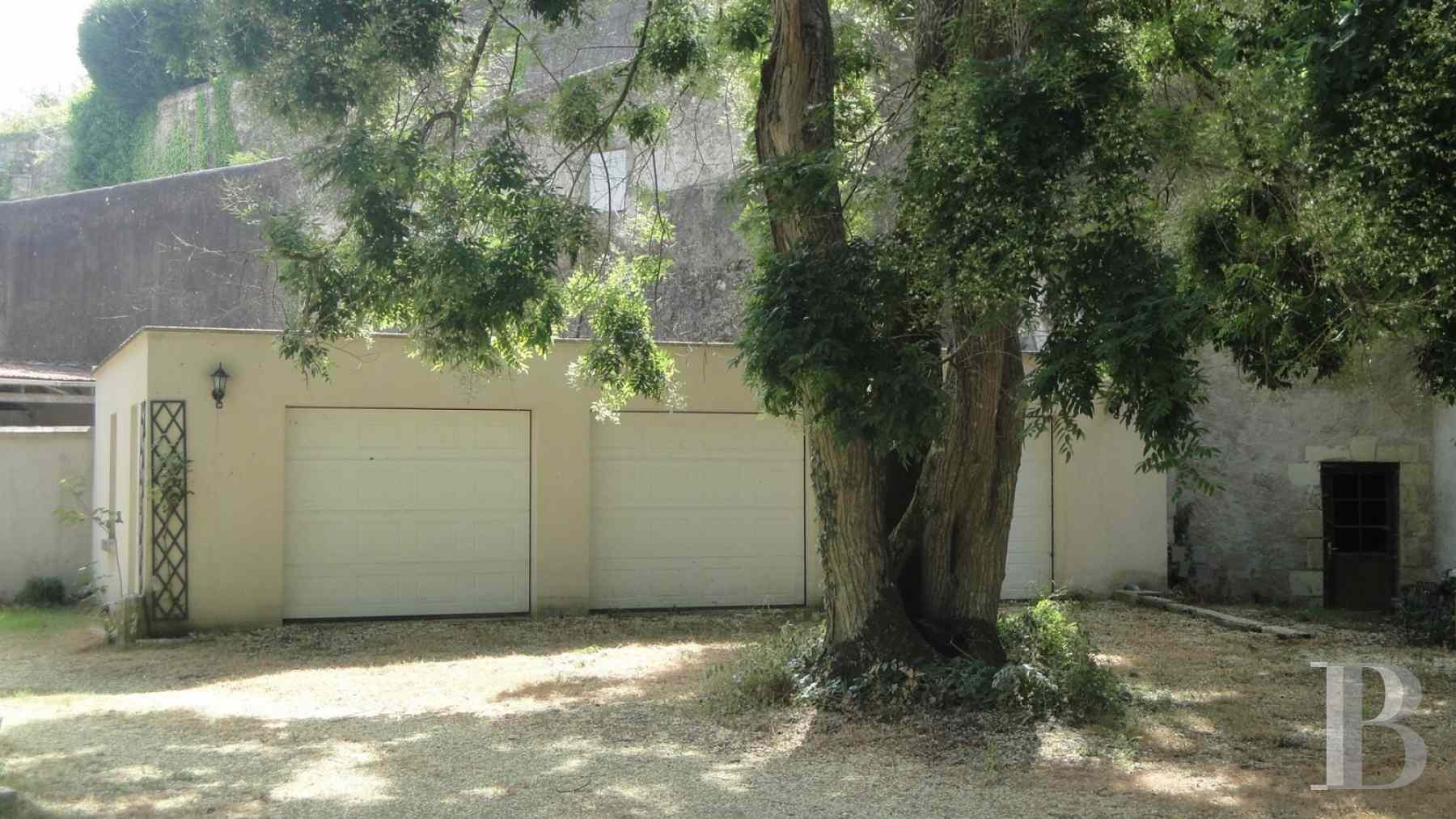 A large, luxurious, freestone home in 5,700 m² of parklands on the