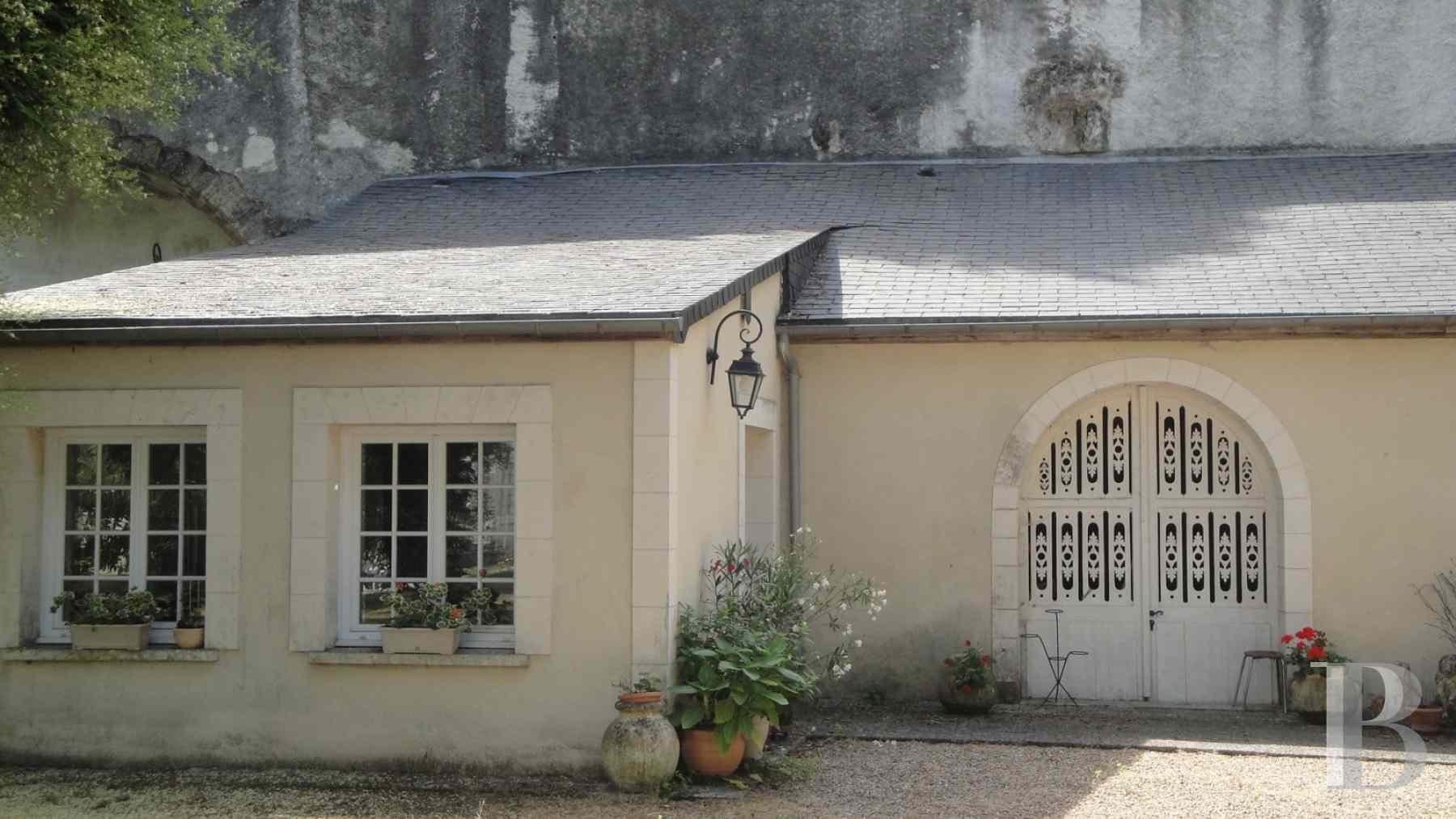 A large, luxurious, freestone home in 5,700 m² of parklands on the