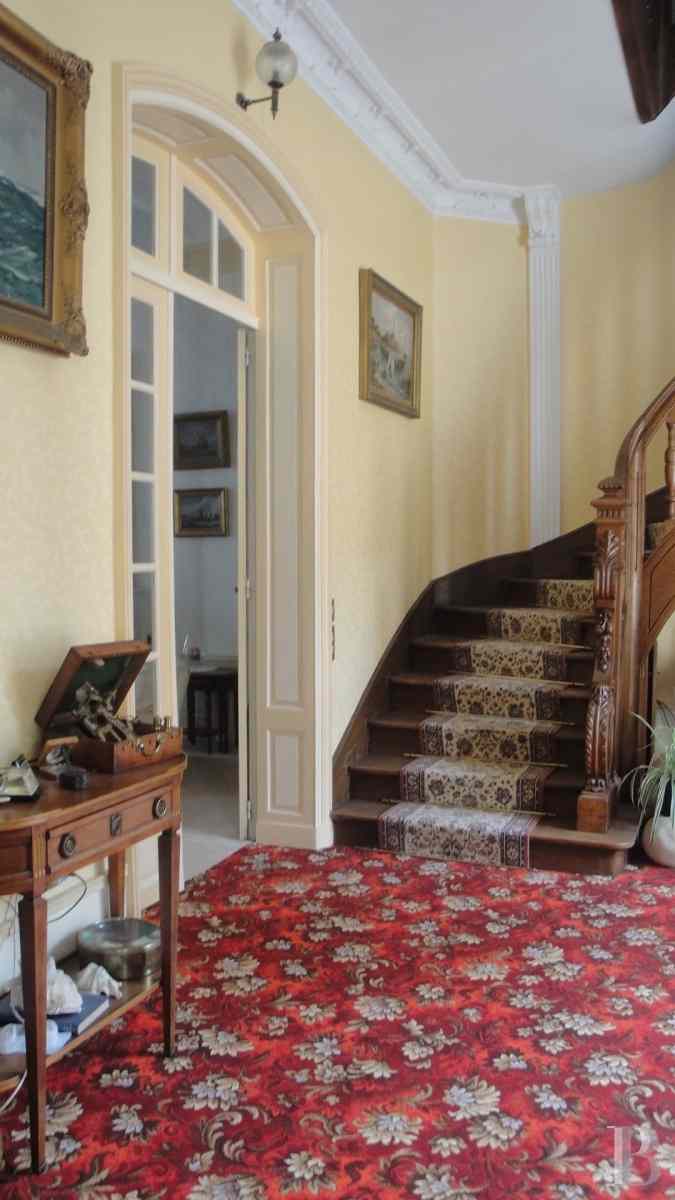 A large, luxurious, freestone home in 5,700 m² of parklands on the