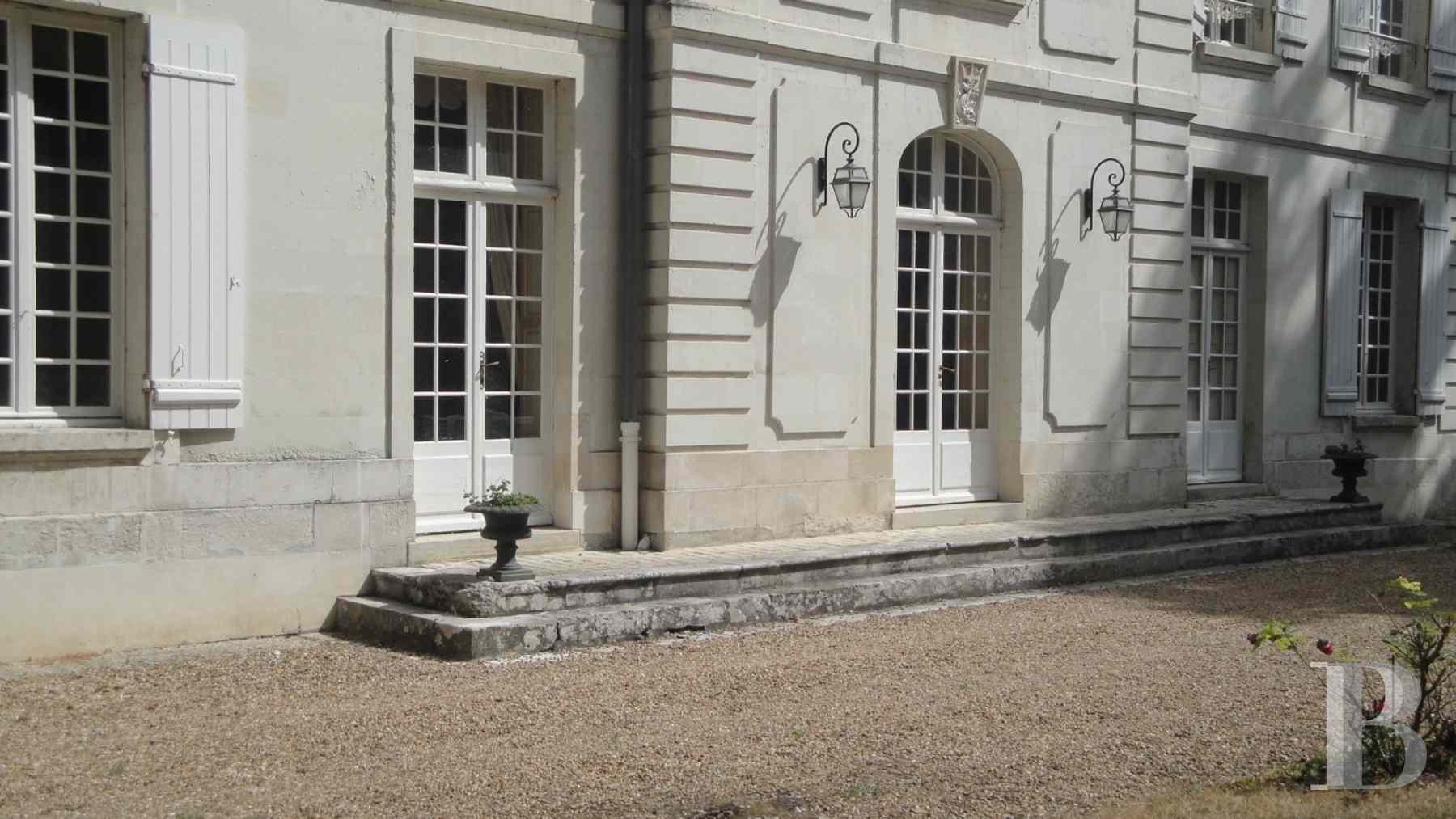 A large, luxurious, freestone home in 5,700 m² of parklands on the