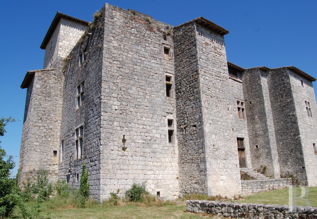 A listed, village castle on an estate with 3 continuous hectares in