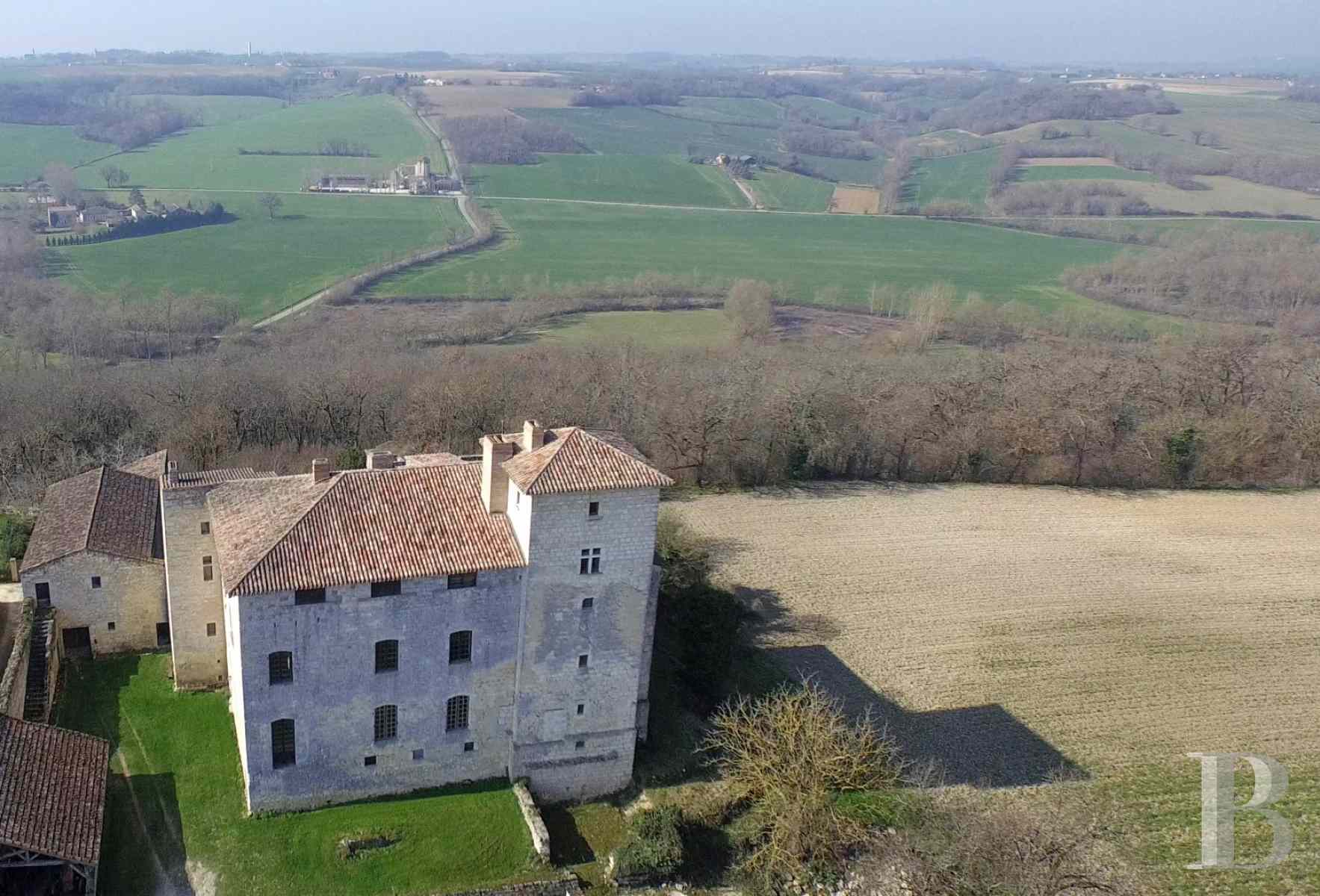 A listed, village castle on an estate with 3 continuous hectares in