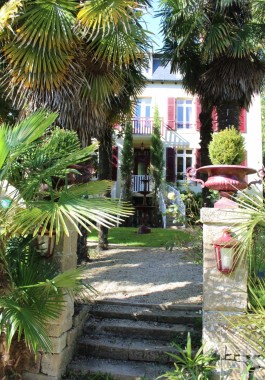 brittany - A large residence and its lush 2 ha garden <br/>100 m from the sea near Crozon in Brittany