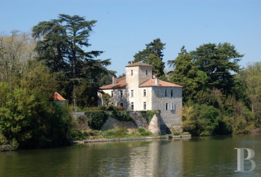 Historic buildings for sale - aquitaine - In the Lot valley, 15th century, listed castle in 35 ha (86.45 acres) 