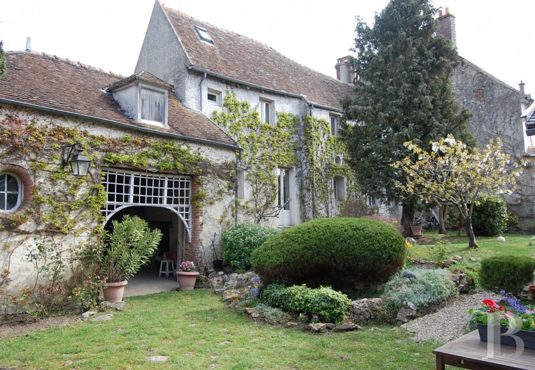 Une maison dans un logis du 18e S. avec vue sur le cloître et l'église