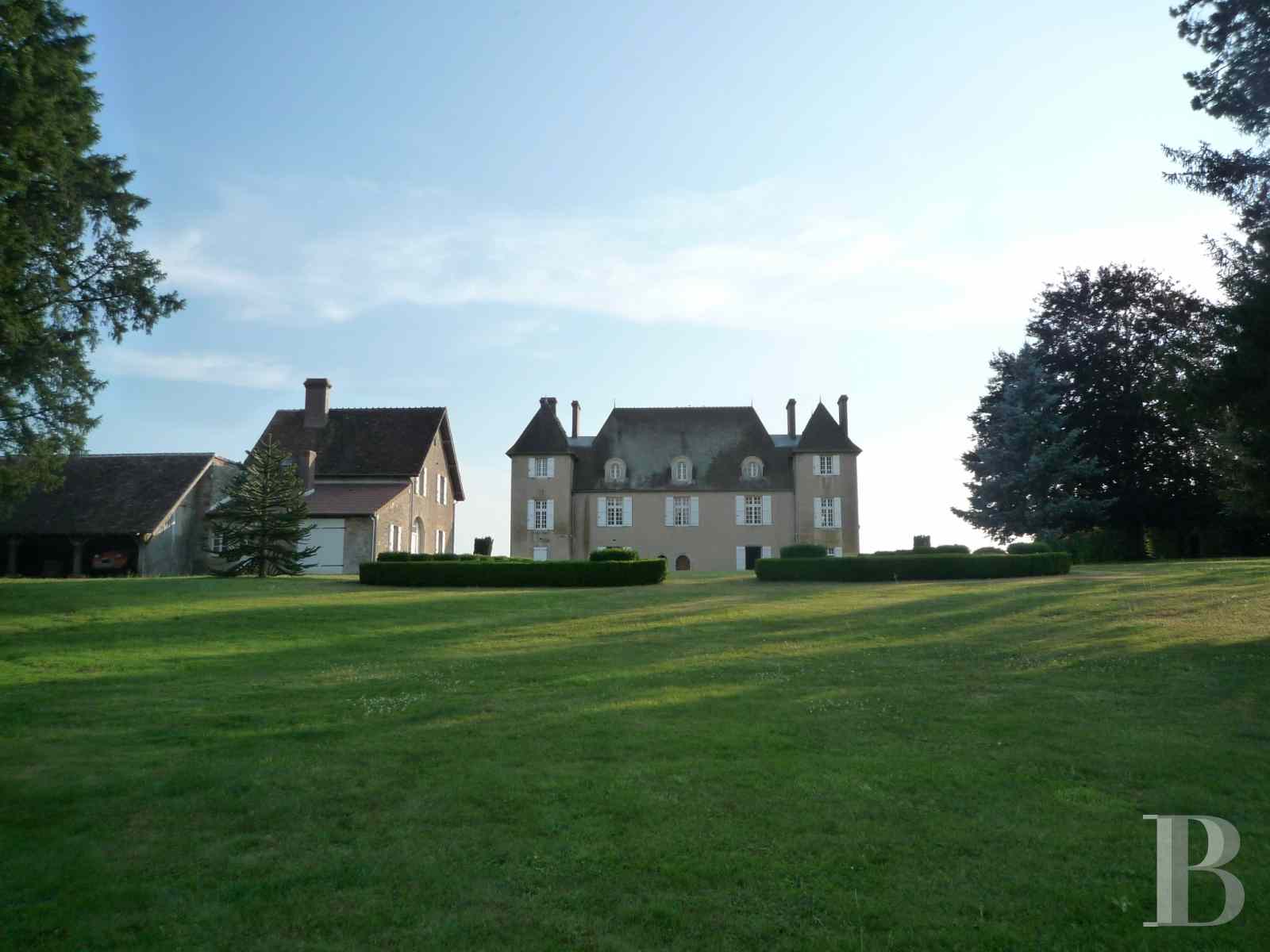 Au pied du Parc naturel régional du Morvan, un château du 18è S. sur 3