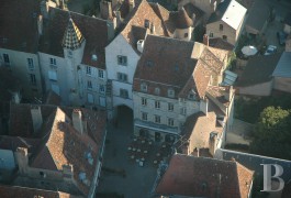 les h�tels particuliers &agrave; vendre - bourgogne - En C&ocirc;te d�Or, un h&ocirc;tel particulier du 17&egrave;me S.-sur une enceinte fortifi&eacute;e(MH)