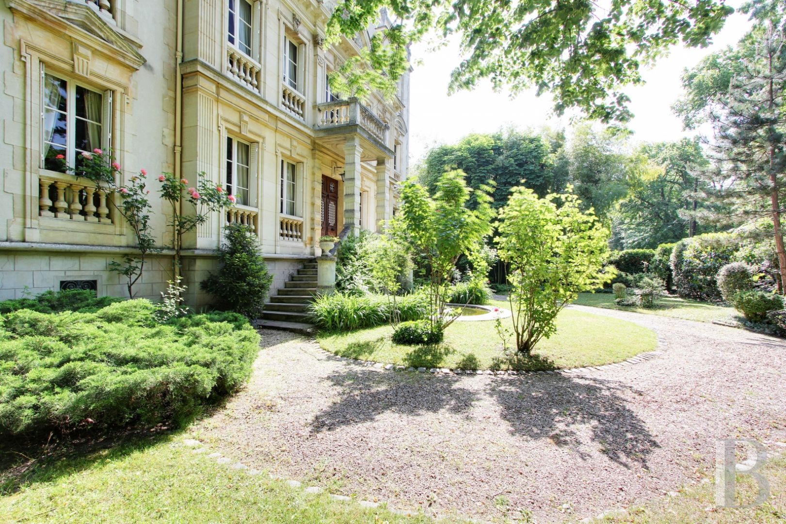 residences for sale in the prestigious MaisonsLaffitte park in France