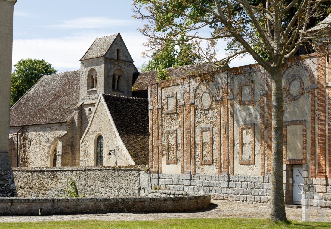 Près de Fontainebleau, les dépendances d’un château du 17e siècle aménagées en lieux de villégiature - photo  n°3