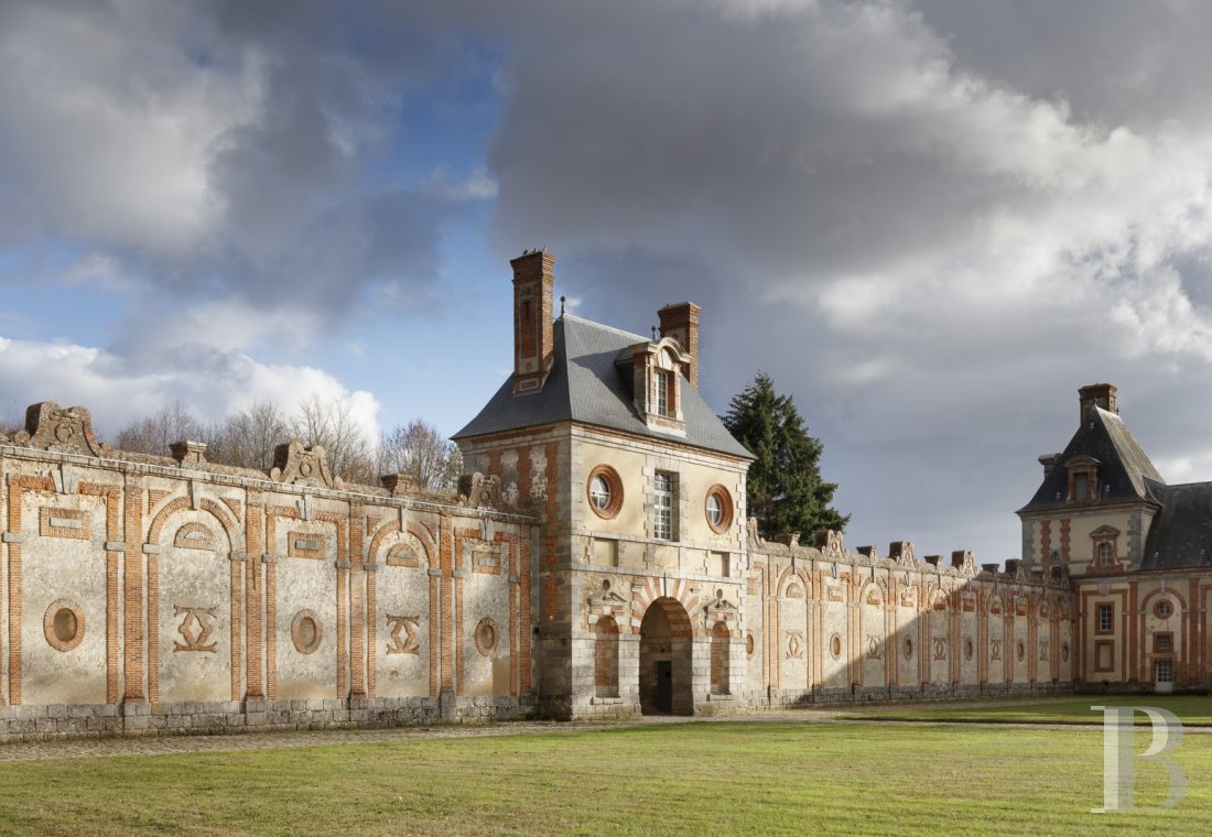 Près de Fontainebleau, les dépendances d’un château du 17e siècle aménagées en lieux de villégiature - photo  n°1