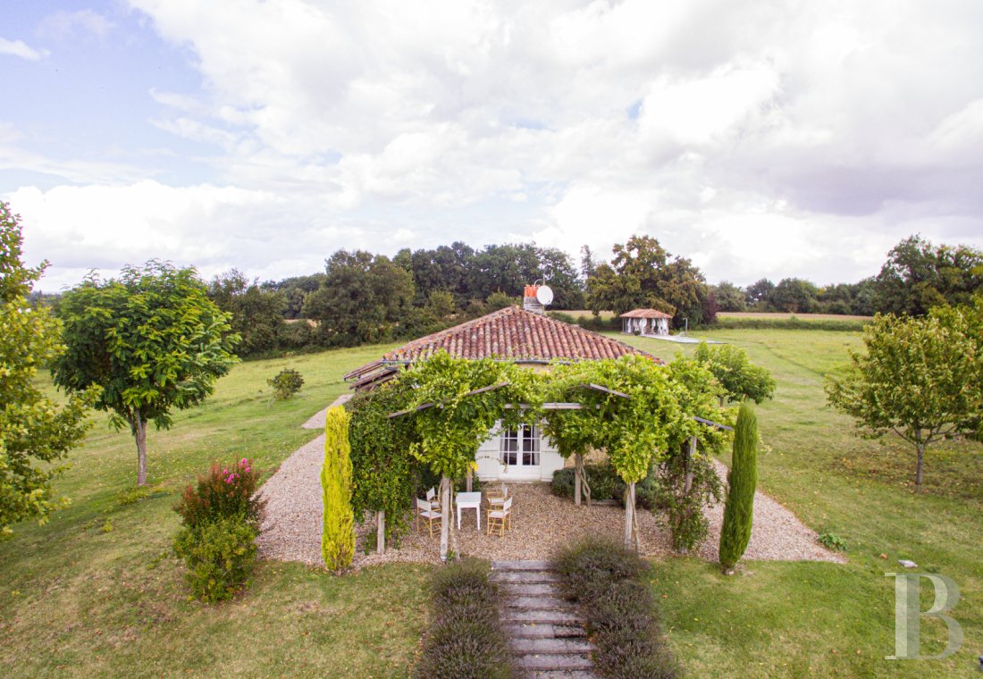 En Dordogne, à l’ouest de Périgueux et en limite de la Charente, une ancienne maison de régisseur du 18e siècle entourée d’un vaste jardin - photo  n°15