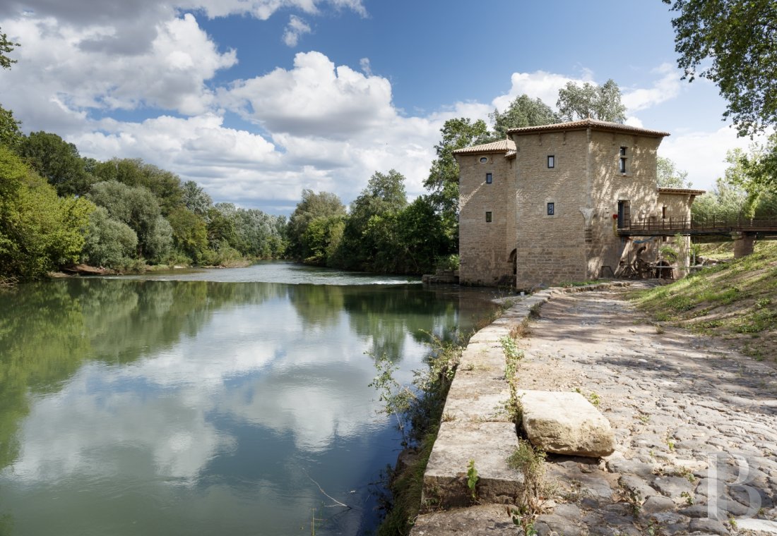Au bord de l’Hérault, entre Montpellier et Béziers, un ancien moulin fortifié transformé en paisible maison de villégiature - photo  n°2