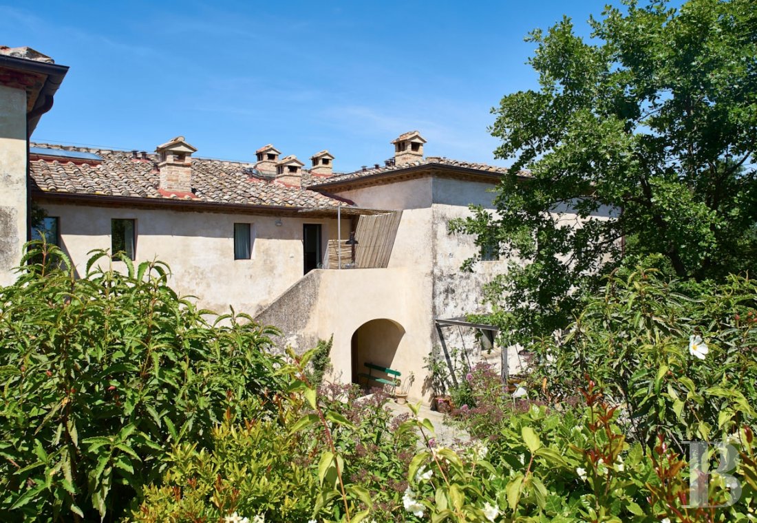 En Toscane, au nord de Sienne,  une ancienne ferme inspirée par le design et transformée en gîtes  - photo  n°9