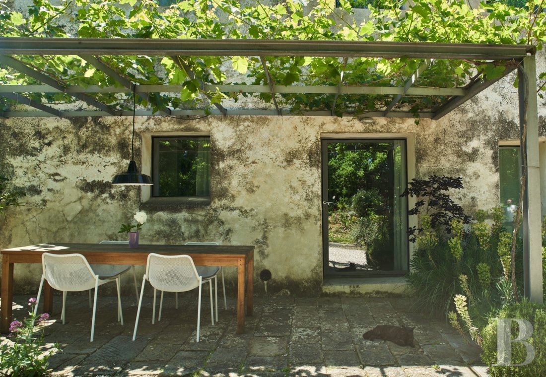 En Toscane, au nord de Sienne,  une ancienne ferme inspirée par le design et transformée en gîtes  - photo  n°2