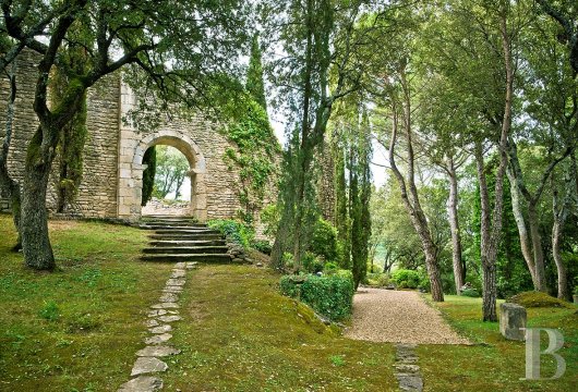 Entre Apt et Lourmarin, au cœur d’une vallée verdoyante et sauvage, un ancien prieuré médiéval ouvert aux voyageurs - photo  n°4